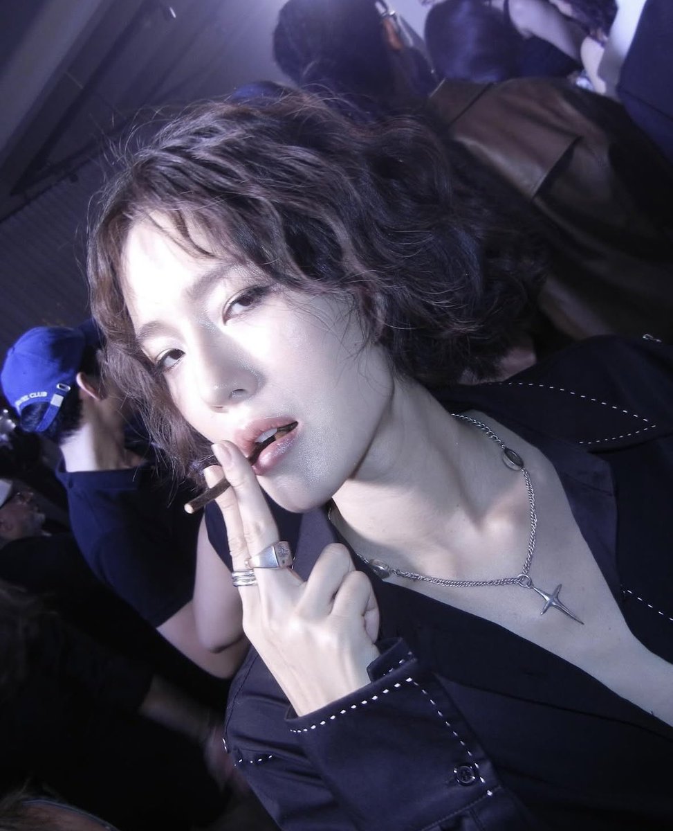 juliettespuppy's tweet photo. this woman is making me feel things istg #QueendomTheSeries https://t.co/5eXgufXzDZ