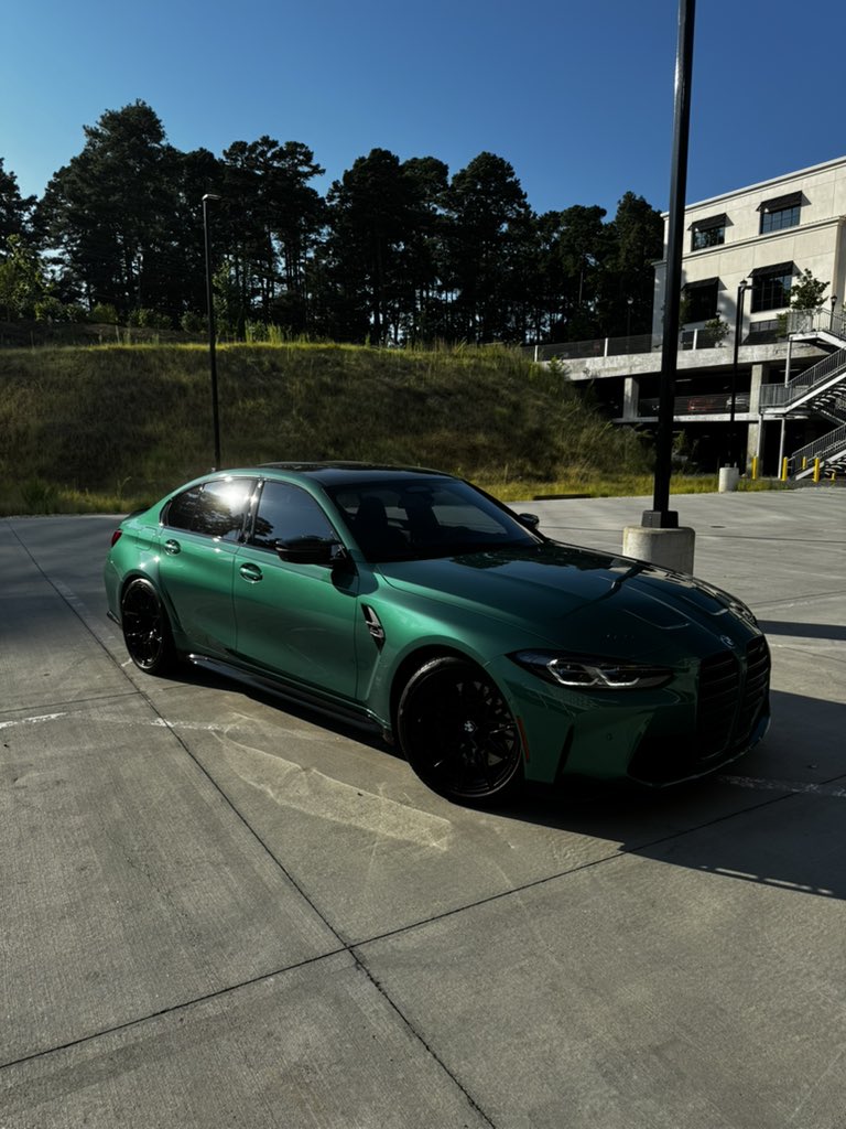 She look good in green