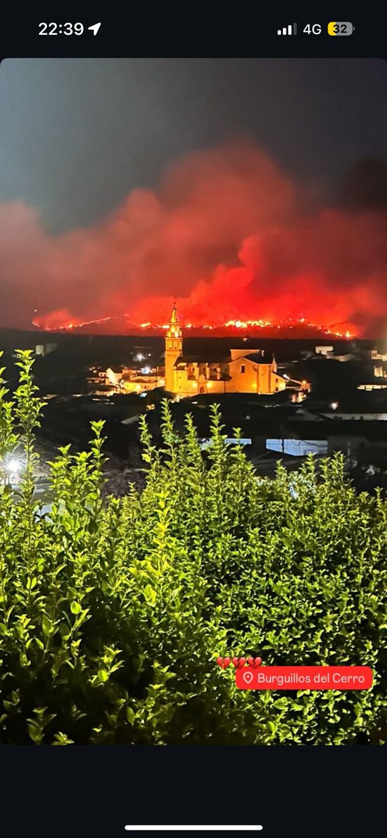 PacoCastanares's tweet photo. La imagen del incendio de Burguillos del Cerro (Badajoz), con las llamas cerca del pueblo… https://t.co/LNdA9nTmSG