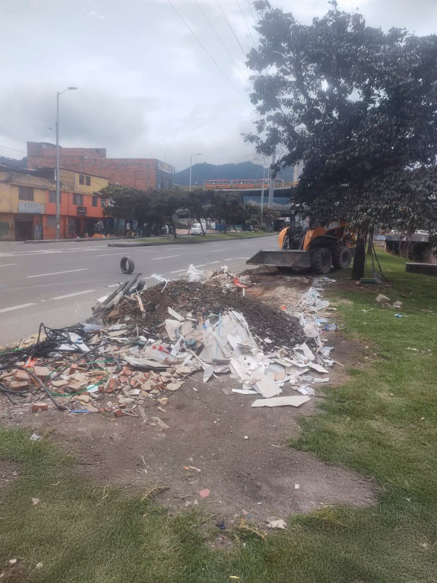 Uaesp (@uaesp) on Twitter photo Atendemos el llamado de la comunidad junto a <a href="/AguasBogota/">Aguas de Bogotá</a>, recuperando espacios afectados por residuos especiales. Invitamos a llevarlos a los Ecopuntos o reportarlos a la Línea 110 para mantener una Bogotá que se ve mejor. Atendemos el llamado de la comunidad junto a <a href="/AguasBogota/">Aguas de Bogotá</a>, recuperando espacios afectados por residuos especiales. Invitamos a llevarlos a los Ecopuntos o reportarlos a la Línea 110 para mantener una Bogotá que se ve mejor.