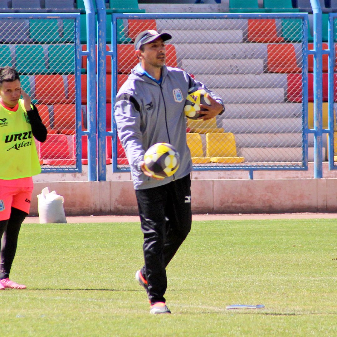 𝐄𝐍𝐓𝐑𝐄𝐍𝐀𝐌𝐎𝐒 𝐂𝐎𝐍 𝐋𝐀 𝐅𝐔𝐄𝐑𝐙𝐀 𝐃𝐄 𝐋𝐀 𝐑𝐄𝐆𝐈Ó𝐍 ⚽💙

Hoy, el equipo entrenó con el compromiso de toda nuestra región. Mañana, el Briceño debe explotar con toda nuestra fuerza.

#DaleBi #PorElSur 💪💪🔵⚪