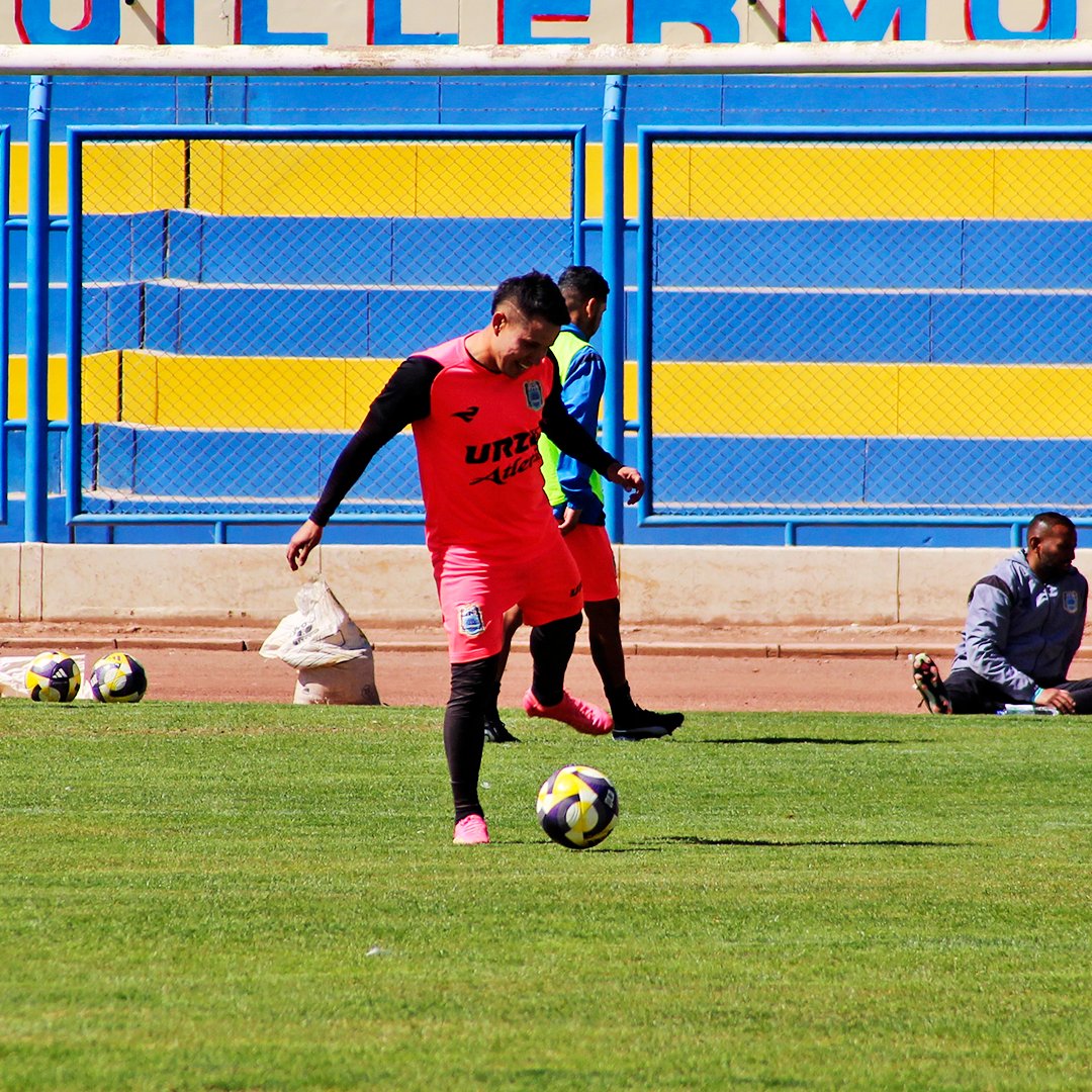BinacionalFC's tweet photo. 𝐄𝐍𝐓𝐑𝐄𝐍𝐀𝐌𝐎𝐒 𝐂𝐎𝐍 𝐋𝐀 𝐅𝐔𝐄𝐑𝐙𝐀 𝐃𝐄 𝐋𝐀 𝐑𝐄𝐆𝐈Ó𝐍 ⚽💙

Hoy, el equipo entrenó con el compromiso de toda nuestra región. Mañana, el Briceño debe explotar con toda nuestra fuerza.

#DaleBi #PorElSur 💪💪🔵⚪ https://t.co/SD2MJF4MXC