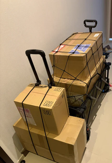 この量を会場に持って行くの、今考えたら地獄なんだよなぁ…