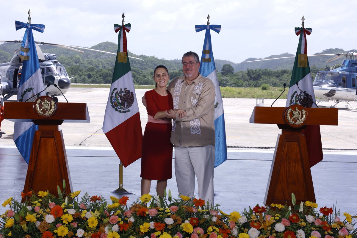 risasoscuras's tweet photo. El narco presidente @BArevalodeLeon y su amiguita Mexicana @Claudiashein

No es un pacto de fronteras, es un abrazo para que la coca y la muerte crucen libres.

Y el pueblo… aplaudiendo como si fueran héroes.

#NarcoGobierno
#FronterasDeMuerte https://t.co/cJhsahzkhK