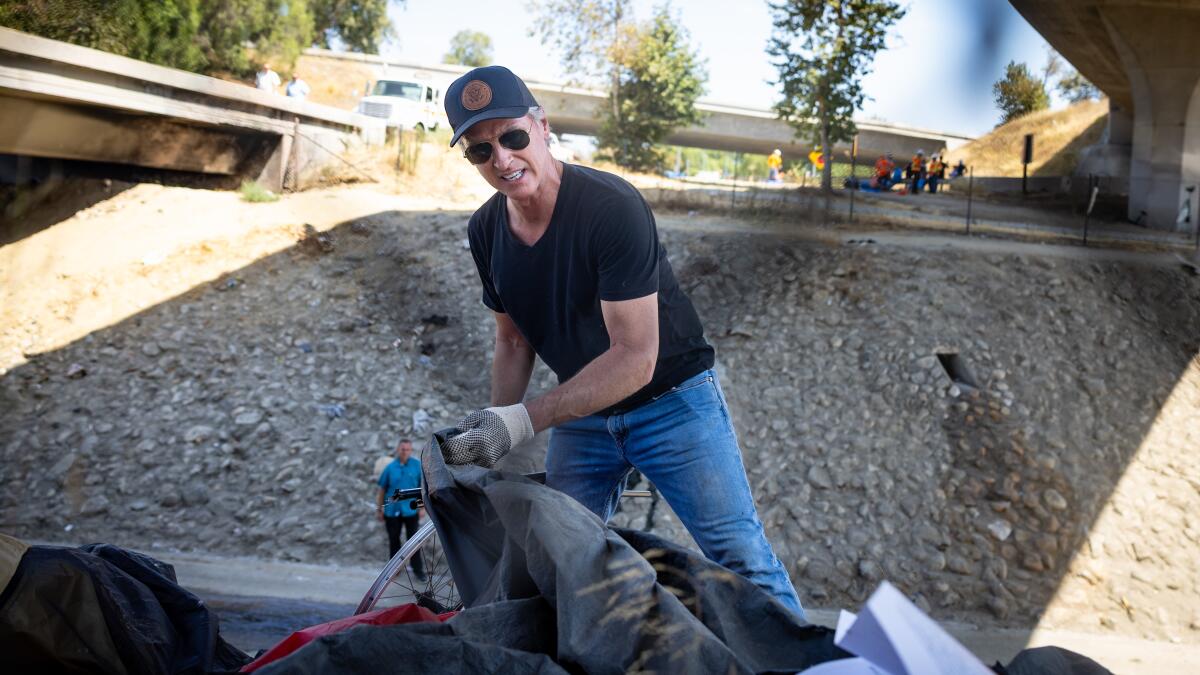 mahtowin1's tweet image. People are talking about Calif Gov. Newsom like he's the great white hope who will rescue us from Trump without remembering that Newsom ordered all CA cities to remove homeless people from encampments whether or not they could find a bed - just like Trump in DC.