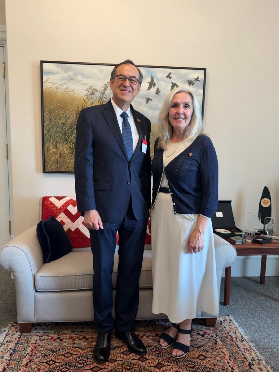 ColEmbCanada's tweet photo. Excellent meeting with @SenRPatterson. We had productive discussions on security collaboration and strengthening the relationship between Colombia and Canada, including important work on Women, Peace &amp; Security. 🇨🇴🇨🇦 https://t.co/DFpIyyksVa