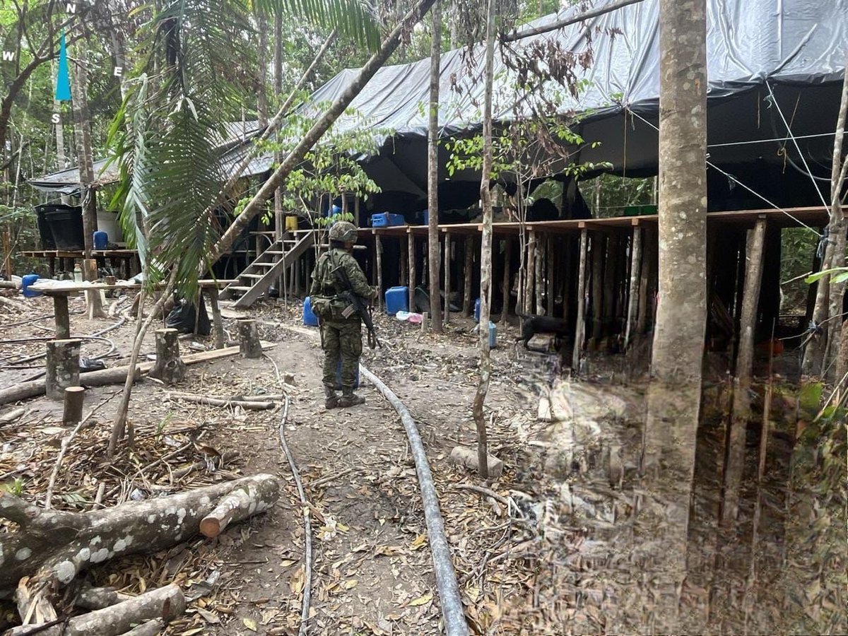 COL_EJERCITO's tweet photo. #ContundeciaOperacional | Tropas del Ejército Nacional en una operación conjunta con la @FuerzaAereaCol y coordinada con @PoliciaColombia, localizaron y destruyeron de manera controlada un megalaboratorio en el municipio de Tibú, Norte de Santander.
Durante la operación se incautó:
✅ 564 galones de clorhidrato de cocaína en solución
✅ 528 galones de base de coca en suspensión
✅ 7251 galones de insumos líquidos
✅ 1740 kilogramos de insumos sólidos
✅ Más de media tonelada de clorhidrato de cocaína
El Ejército Nacional continúa desarrollando operaciones militares en todo el territorio nacional, con el objetivo de neutralizar el accionar criminal de los grupos armados organizados al margen de la ley.