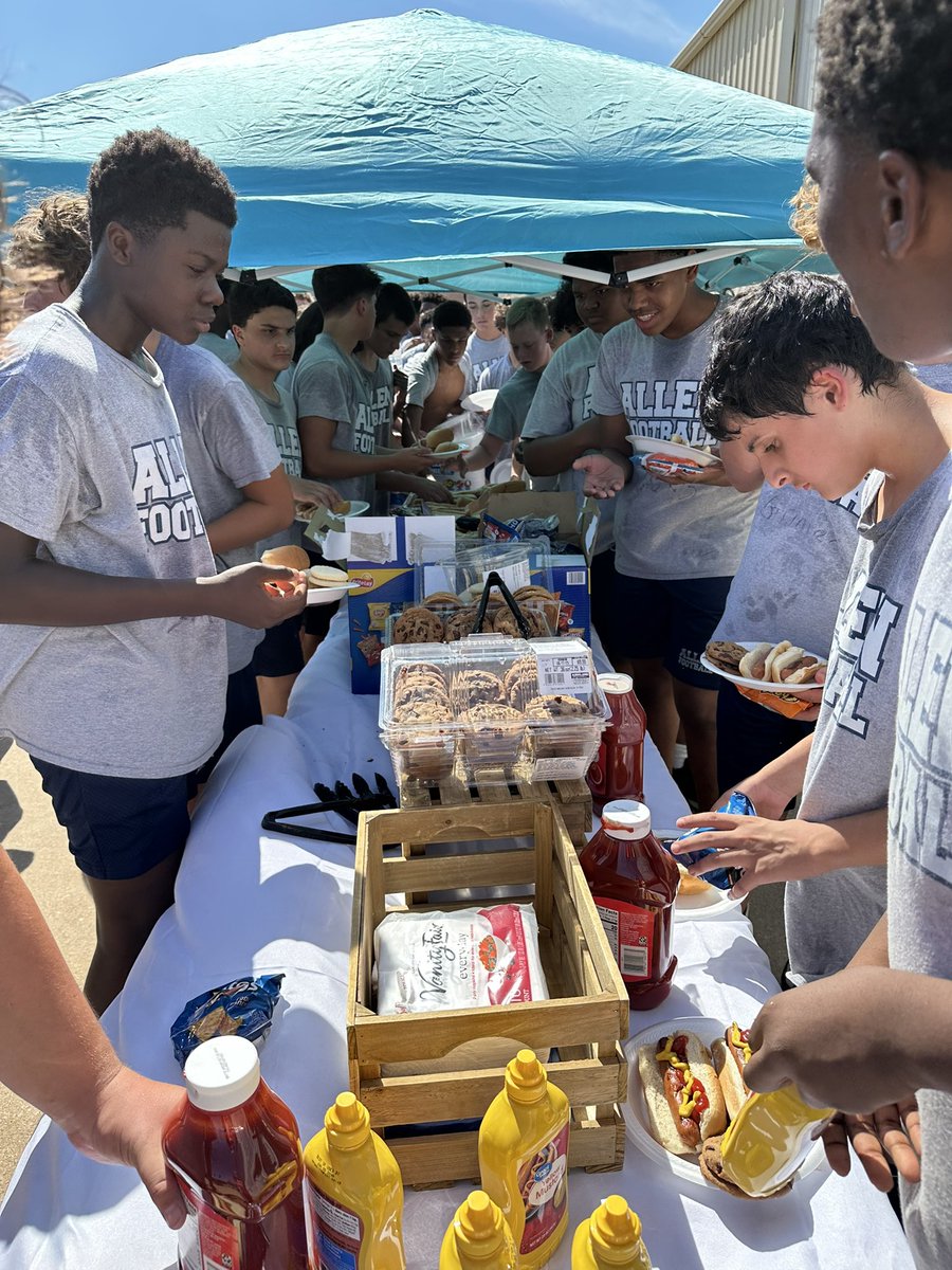 CoachShawD's tweet photo. Freshman cookout was a huge success!!! Thank you to all the parents that helped out!
#BTB #BuildingTheBrand #๐
ฐ๏ธ๐ https://t.co/C3Dzm0qc3k