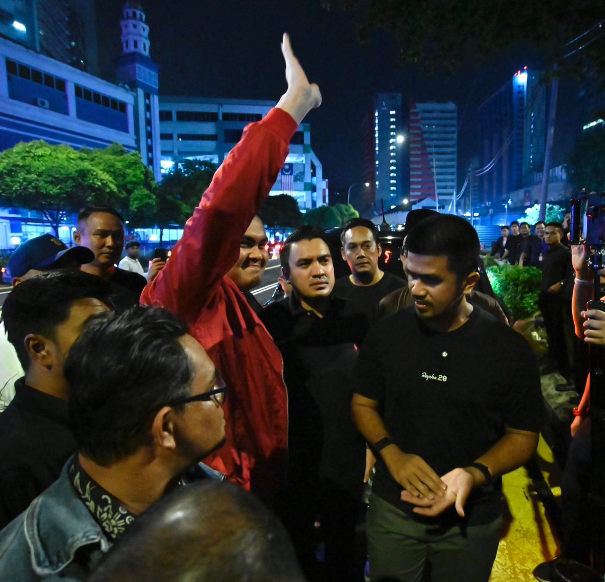 mohd_escobar's tweet photo. SEMENTARA itu sekitar pemandangan pada malam tadi di Balai Polis Dang Wangi di Kuala Lumpur, Ketua Pemuda UMNO Malaysia, Akmal Saleh hadir bagi memberikan keterangan selepas dipanggil soal siasat oleh PDRM https://t.co/QXye3pfsT1