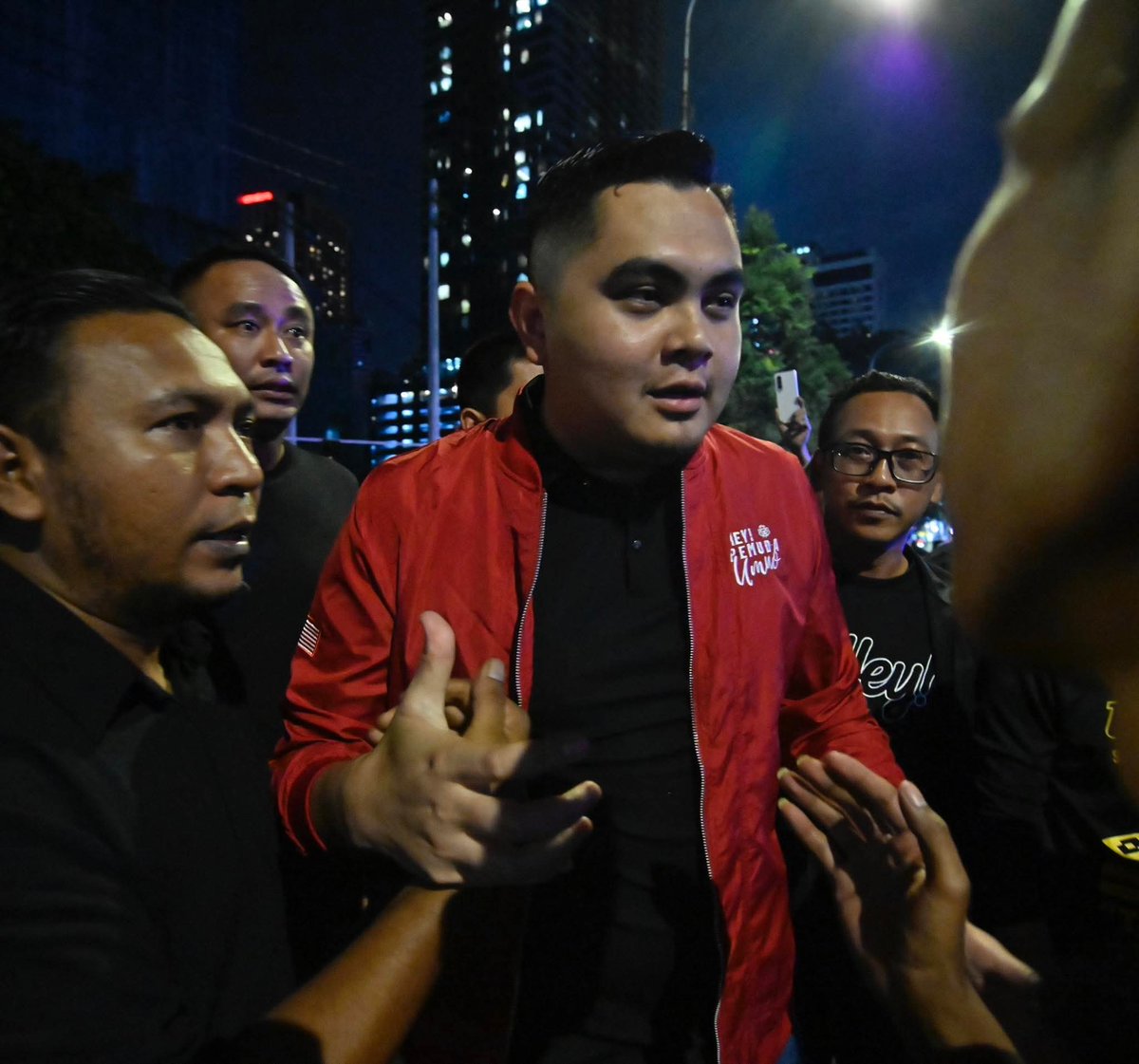 mohd_escobar's tweet photo. SEMENTARA itu sekitar pemandangan pada malam tadi di Balai Polis Dang Wangi di Kuala Lumpur, Ketua Pemuda UMNO Malaysia, Akmal Saleh hadir bagi memberikan keterangan selepas dipanggil soal siasat oleh PDRM https://t.co/QXye3pfsT1