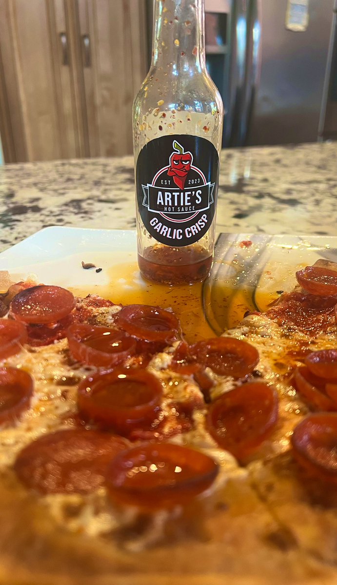Calabrian, Cayenne and Garlic in a triple infused olive oil on some pizza? Yes, please. 

artieshotsauce.com/products/garli…