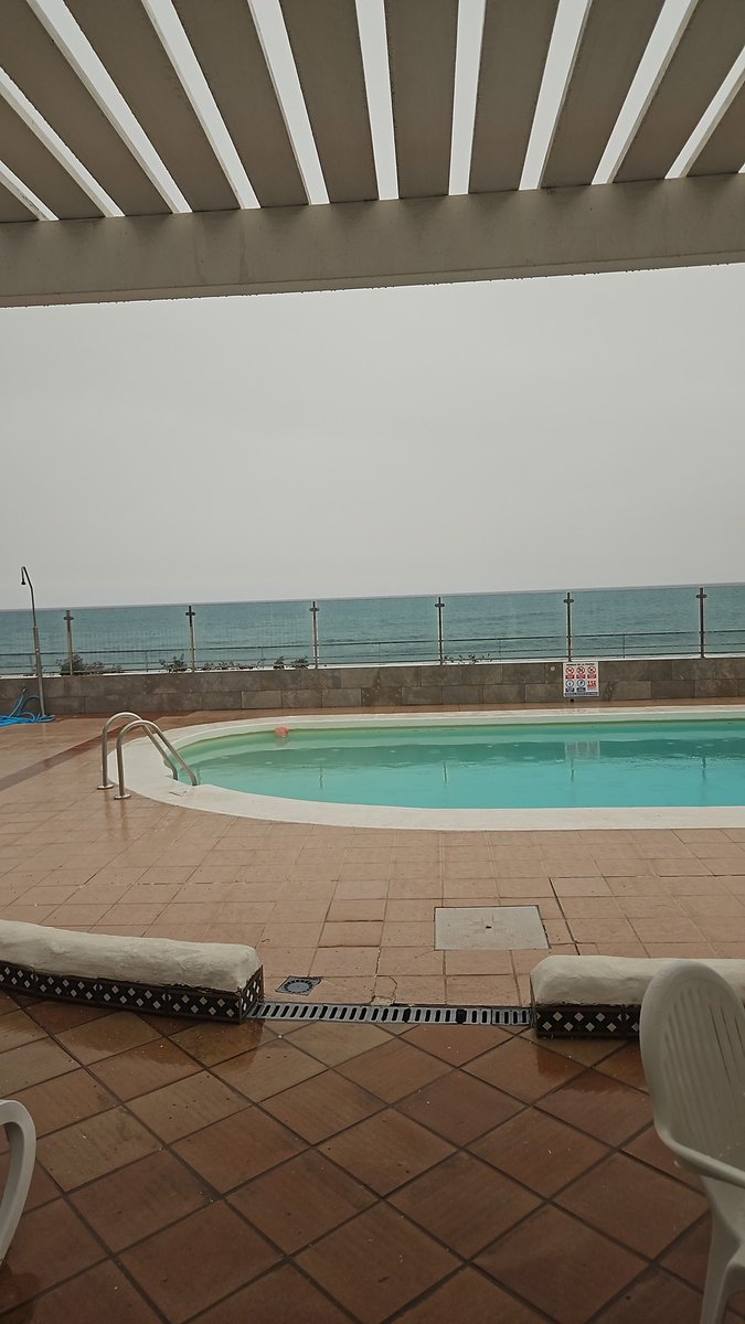 El cielo antes y después de llover en el sur de Gran Canaria.
Sobra decir que llovió barro