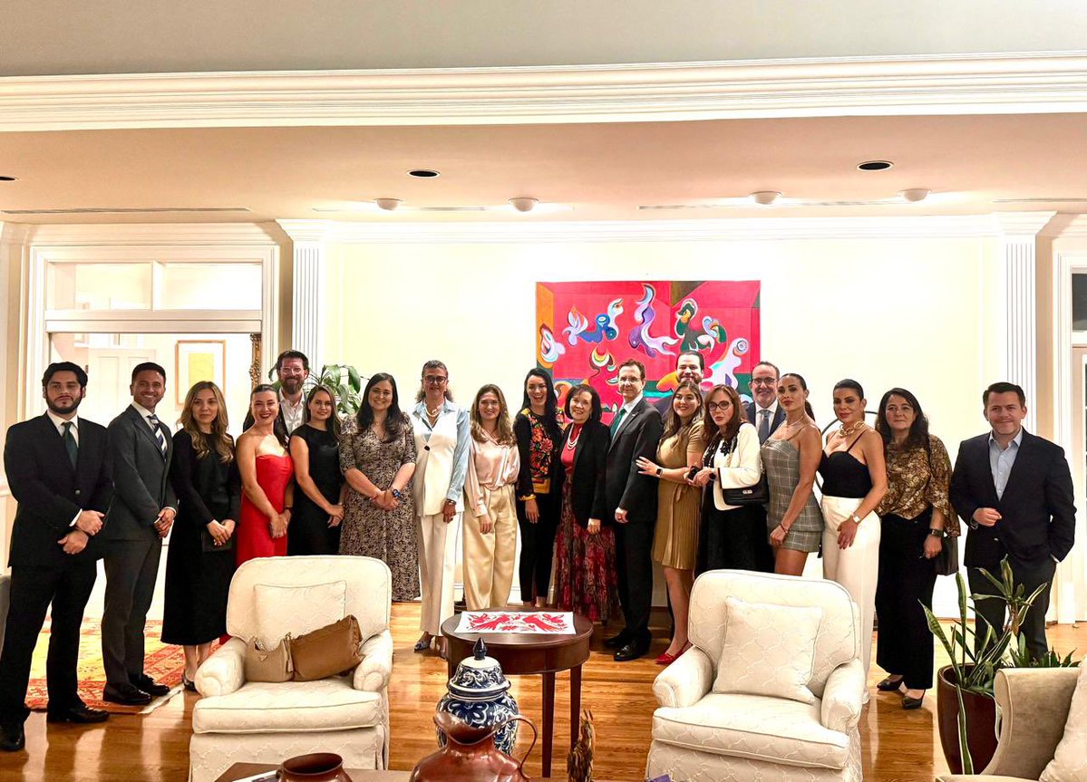 Esteban Moctezuma Barragán (@emoctezumab) on Twitter photo La Residencia de México en Washington es sede de acuerdos que han impulsado y protegido los intereses de nuestro país. En esta ocasión, recibimos a 15 senadoras y senadores mexicanos, en el marco del diálogo “Convocation Congress” de la <a href="/USMexicoFound/">U.S.-Mexico Foundation</a>.
Revisamos aspectos clave La Residencia de México en Washington es sede de acuerdos que han impulsado y protegido los intereses de nuestro país. En esta ocasión, recibimos a 15 senadoras y senadores mexicanos, en el marco del diálogo “Convocation Congress” de la <a href="/USMexicoFound/">U.S.-Mexico Foundation</a>.
Revisamos aspectos clave