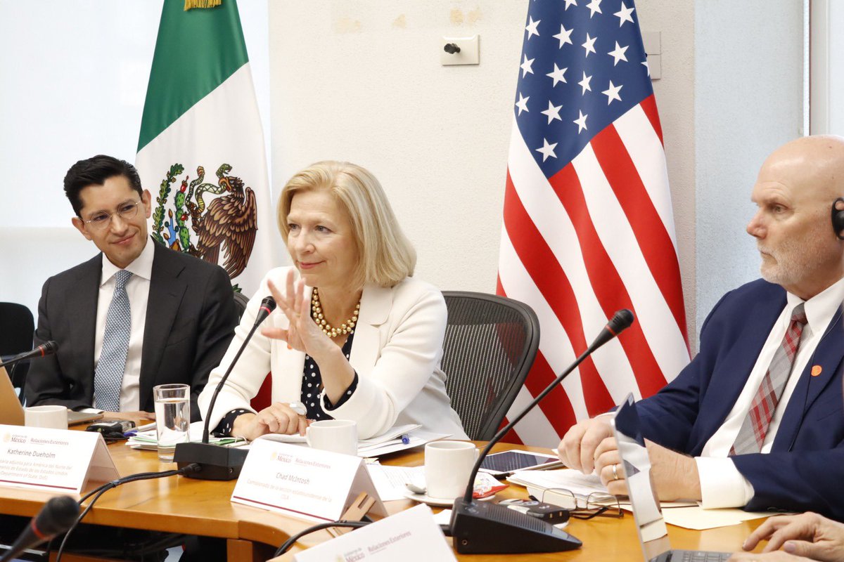 Junto a <a href="/LeonelCotaM/">Leonel Cota Montaño</a> de <a href="/Agricultura_mex/">Secretaría de Agricultura y Desarrollo Rural</a>; <a href="/Adriaresendez/">Adriaresendez</a> de <a href="/cilamexico/">CILA MEXICO</a>; <a href="/Rodrigomoralesc/">Rodrigo Morales Castillo</a> de <a href="/SEMARNAT_mx/">SEMARNAT México</a>; y <a href="/HMarengoConagua/">Humberto Marengo Mogollón</a>; dialogamos con Katherine Dueholm de <a href="/StateDept/">Department of State</a>; Chris Hartley de <a href="/USDA/">Dept. of Agriculture</a>; y Chad McIntosh de <a href="/usibwc/">U.S. International Boundary and Water Commission</a> sobre el manejo de ríos compartidos.