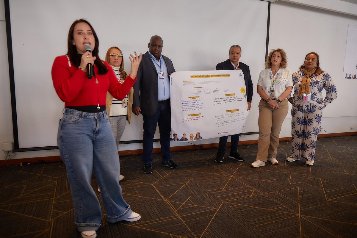 DefensoriaCol's tweet photo. Concluye una jornada significativa para la Defensoría del Pueblo: tres días de encuentro, diálogo y construcción colectiva entre regionales, delegadas, delegados y direcciones nacionales, acompañados por la Defensora @MarnIris.

Durante este espacio se compartieron reflexiones, experiencias y el propósito del decálogo institucional, comprendido como una visión integral para fortalecer la labor en derechos humanos.

(1/2)