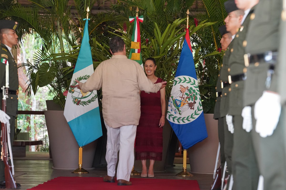 Claudiashein's tweet photo. En Calakmul, Campeche, recibimos con gusto y fraternidad al primer ministro de Belice, @JohnBricenoBZE, y al presidente de Guatemala, @BArevalodeLeon, para un importante anuncio de cooperación trilateral. https://t.co/49fBmKiTbs