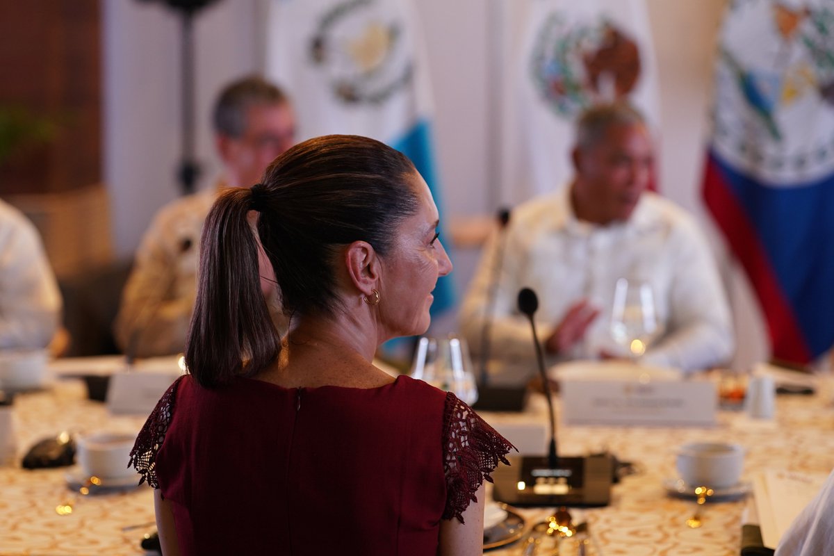 Claudiashein's tweet photo. En Calakmul, Campeche, recibimos con gusto y fraternidad al primer ministro de Belice, @JohnBricenoBZE, y al presidente de Guatemala, @BArevalodeLeon, para un importante anuncio de cooperación trilateral. https://t.co/49fBmKiTbs