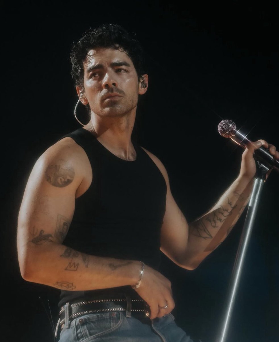 PopTingz's tweet image. Joe Jonas looks handsome in new tour photo.
