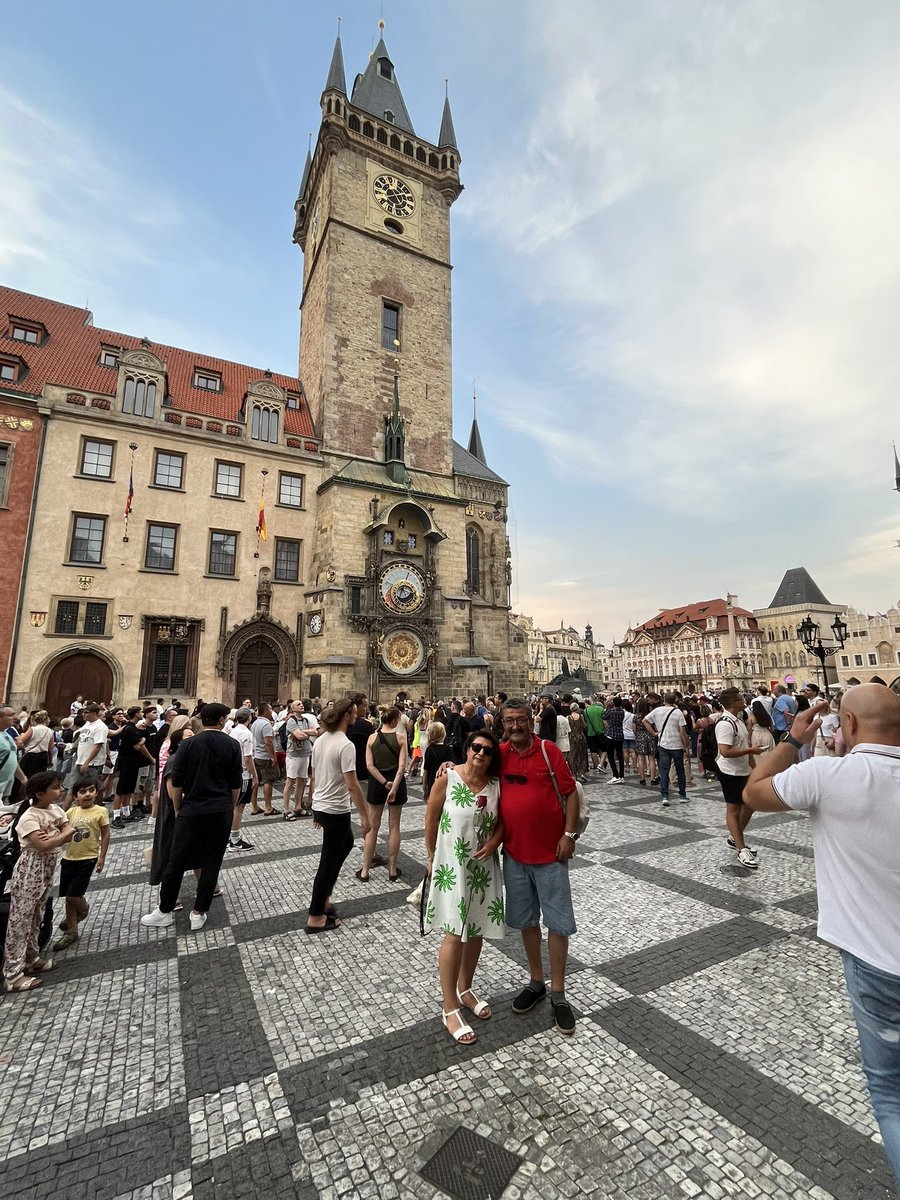 😊🙏Ji Prag a germ, xweş û dîrokî, silavên germ a ji dil ji we hemû dost û hevalan re! Şükran &amp; Vildan🥰❤️🌹👋
***
😊🙏Sıcak, güzel ve tarihi Prag'dan siz bütün dost ve arkadaşlara sıcak selam ve sevgiler! Şükran &amp; Vildan🥰❤️🌹👋