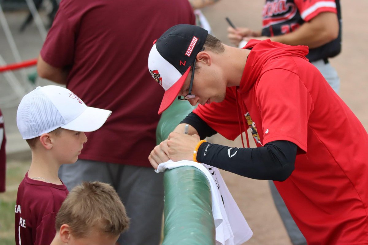 Mosey_29's tweet photo. Celebrating 5️⃣ Years as Clubhouse Manager for the @BataviaMuckdogs in the Perfect Game Collegiate Baseball League @PGCBLbaseball ! 🐶⚾️ https://t.co/6q7QhCYsCO