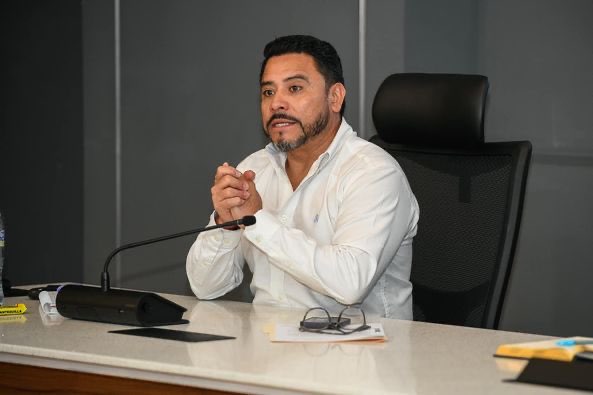 risasoscuras's tweet photo. En el circo del narcoestado del Presidente @BArevalodeLeon, cuando los gringos anuncian auditorías en los puertos.

El gerente de @PortuariaEPQ, Ricardo Monterroso, “renuncia”.
No es casualidad… es limpieza de escena.

#NarcoPuerto
#EstadoPodrido https://t.co/iQv3yBP0uv