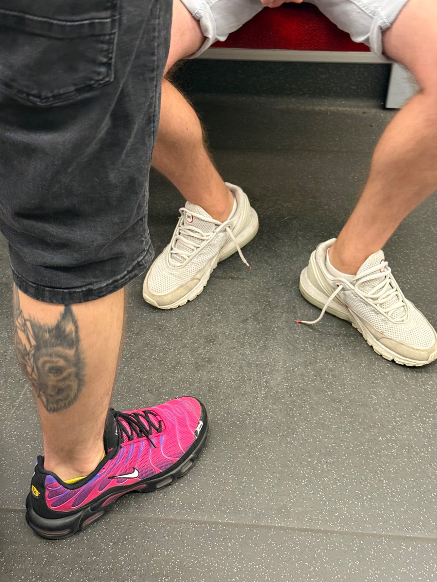 subguy_pl's tweet image. Warsaw night 👟 🌃
#smellysocks #scally #whitesneakers #nikeairmax @ohgej