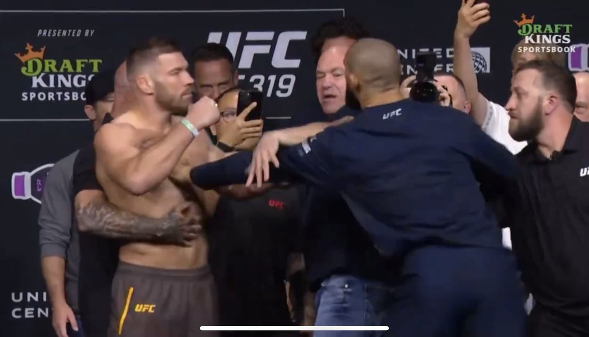 Pearnivore's tweet photo. "yup thats me, Dana White, you probably wonder how i got here"π€£π€£πππ€£π
#UFC319 #Khamzat #Dricus https://t.co/mhMKAxSzKn