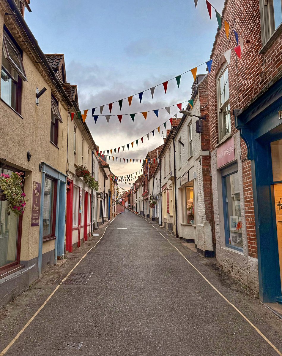 Wells-Next-The-Sea this evening …. not as quiet as you might think - I bided my time ….
