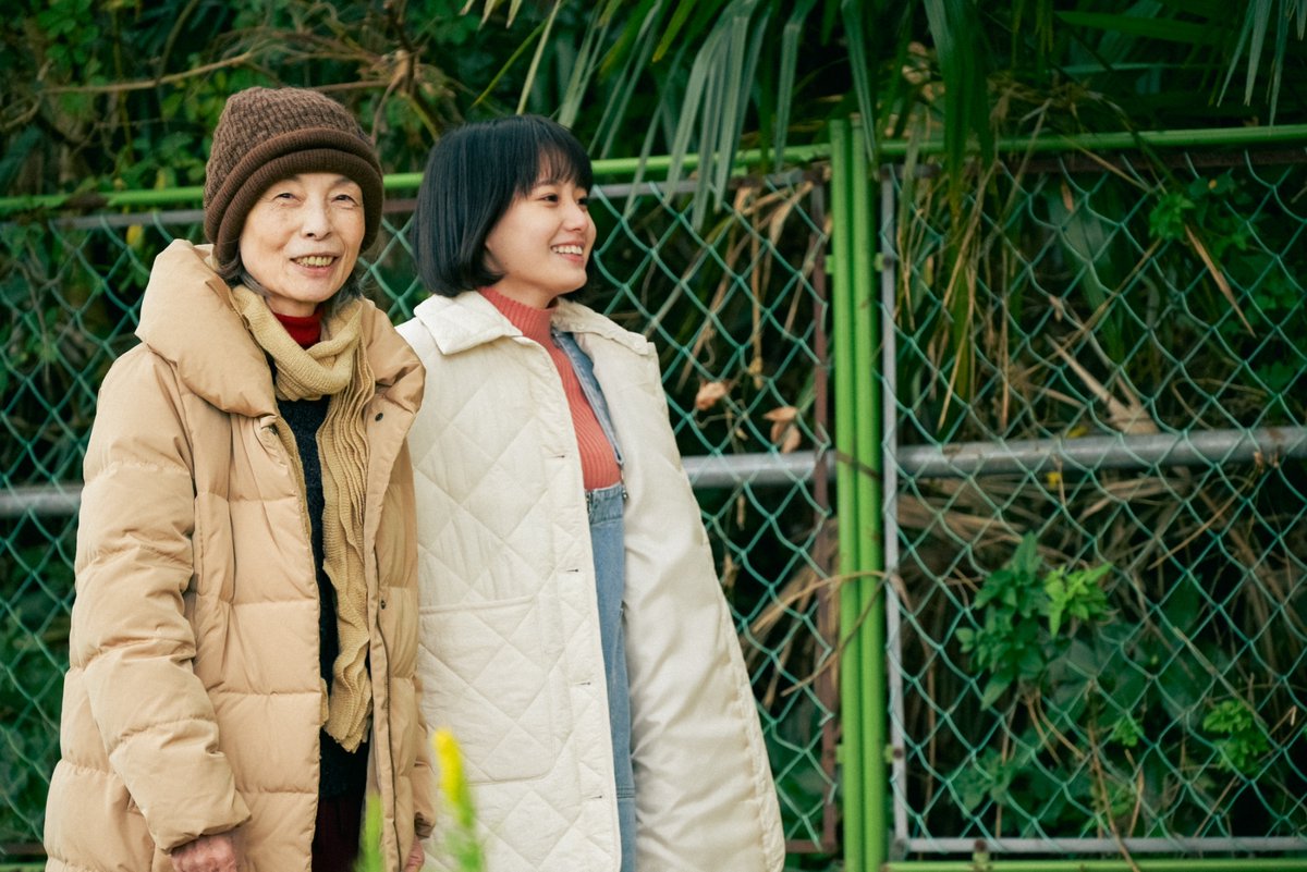 【BLUE×BLUEちぃさな映画祭】『#イルカはフラダンスを踊るらしい』8/22㈮のチケット予約開始いたしました！ 早速のご予約ありがとうございます🐬✨(チケット予約→morcasagaya.sboticket.net)
#福井裕子 さん演じるシズさんとサトの日課のお散歩シーン👣