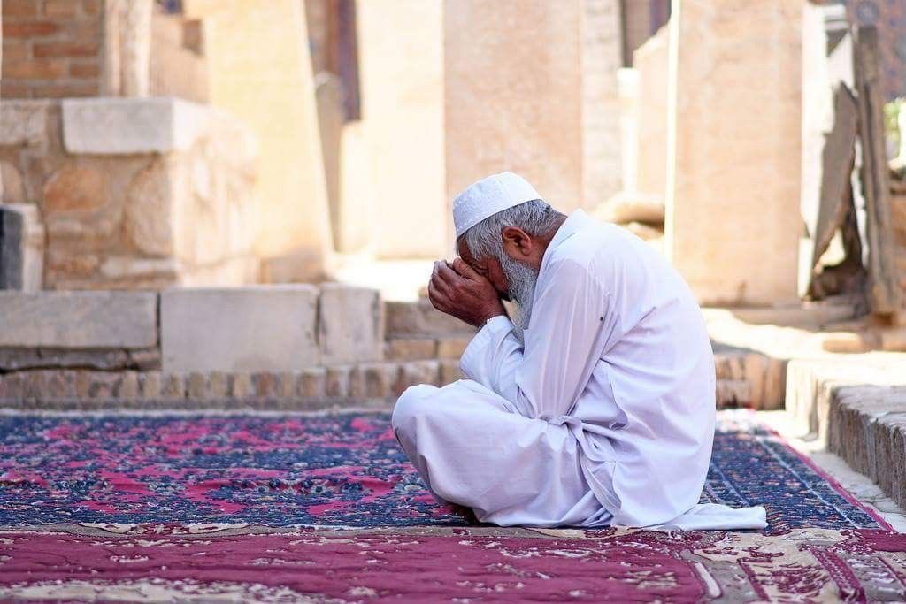 يَا قَاضِيَ الحَاجَاتِ جِئتُكَ رَاجِيًا
كمْ حَاجَةٍ أطوِي عَليهَا أضلُعِي.