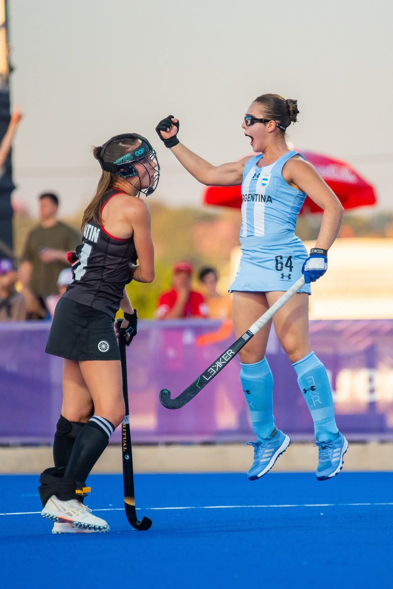 juegargentina's tweet photo. #Hockey 🏑 #Sub23 #Luque 📷PAHF ::
Las #Leoncitas cierran la fase de grupos ante las locales #Asu2025 🐾
:: Grupo A - Fecha 3 ::
19:30hs 🇵🇾 Paraguay va Argentina 🇦🇷
📺 Panamsports Channel, TyC Sports Play, DeporTV
👉 Por https://t.co/VABEYmDMQT https://t.co/mVqLu9rekj