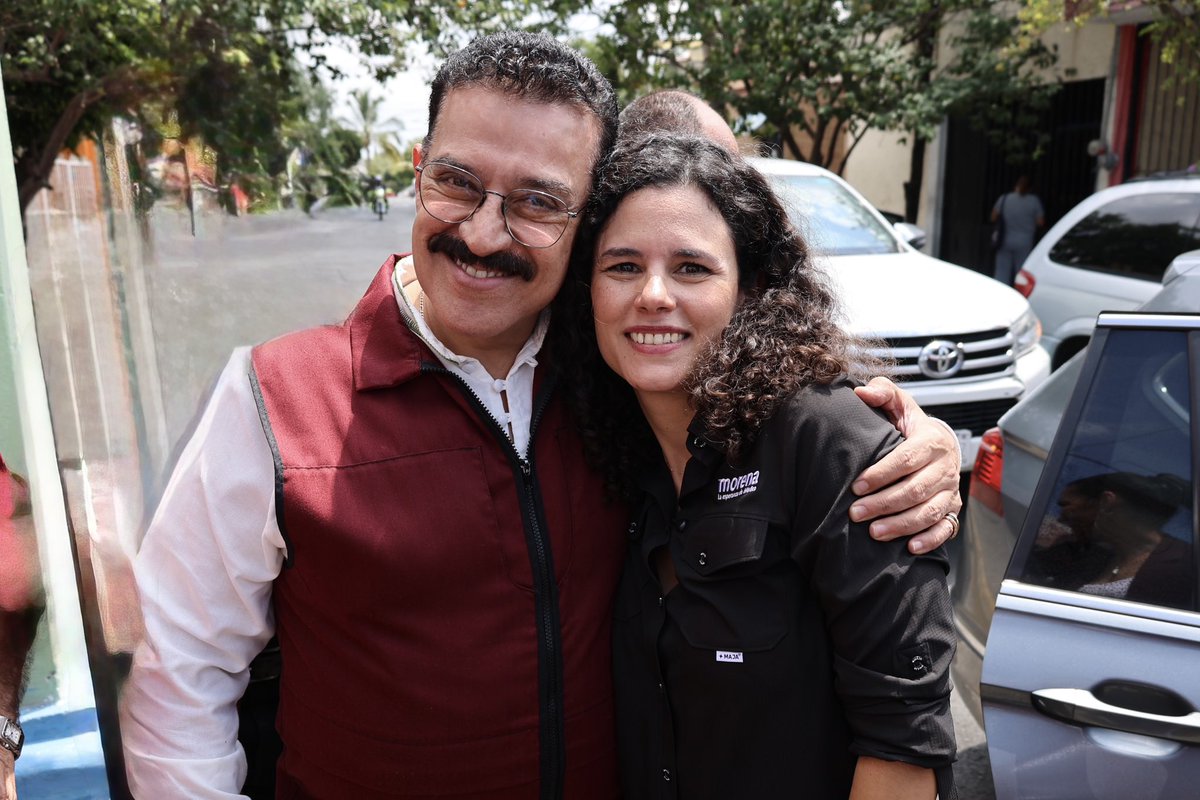 Con mi compañera de lucha y presidenta de Morena, <a href="/LuisaAlcalde/">Luisa Alcalde</a>, con quien he compartido este camino desde los primeros días de nuestro movimiento.

Reconozco su liderazgo y la pasión con la que impulsa la transformación de la vida pública de México. Seguimos avanzando por el