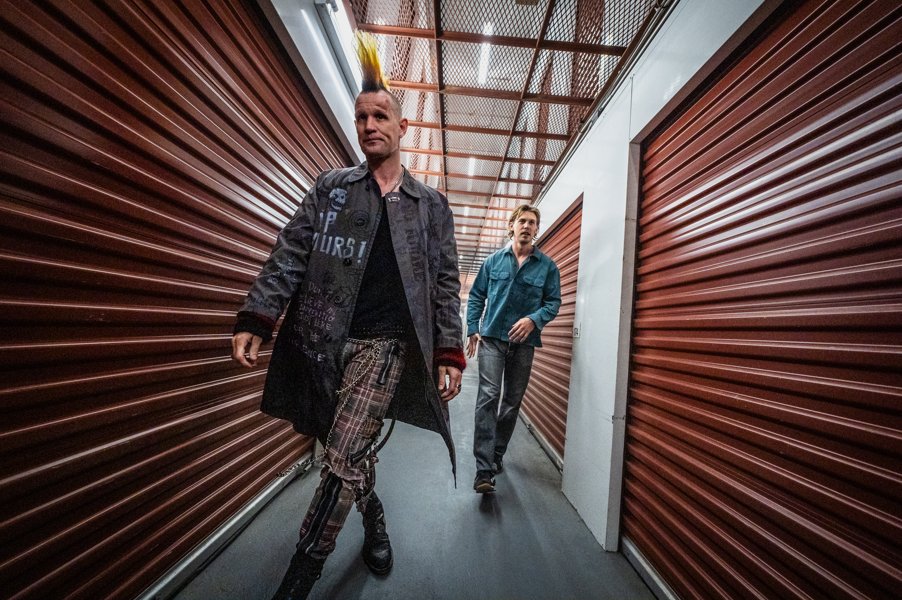 SonyPicturesCAM's tweet image. &amp;lt;¿Qué pasa cuando un ex atleta y un punk se cruzan con la mafia? La película más divertida y frenética del año. No te pierdas a Austin Butler en #AtrapadoRobando, exclusivamente en cines desde el 28 de agosto. 🕶️🔫