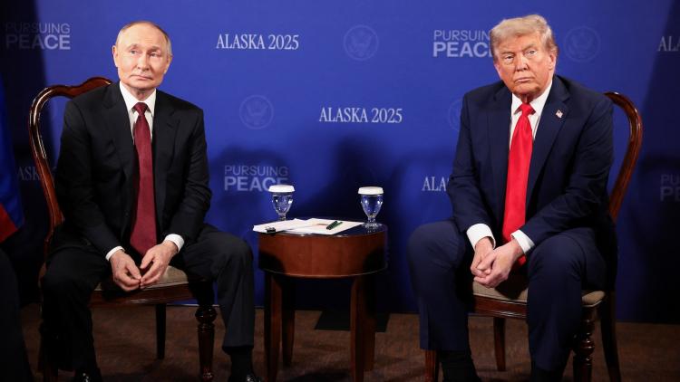 forzanimes1203's tweet photo. #Trump et son homologue russe,#Poutine,vont se faire face à #Anchorage,en #Alaska,
dans l'enceinte de la base militaire d'Elmendorf-Richardson
Un sommet bilatéral qui a commencer à 21h30 heure française et aura pour thème le conflit russo-ukrainien

➡️https://t.co/7P2mQRoufQ https://t.co/DgfcoNC88B