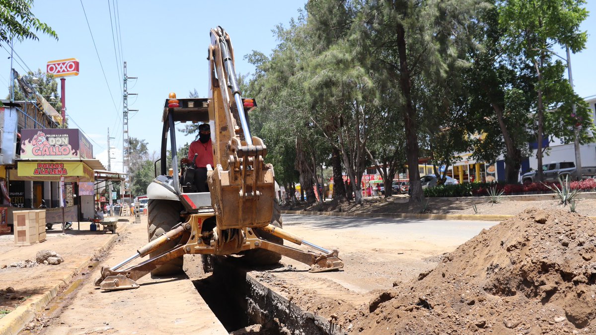 JC_GMarquez's tweet photo. Seguimos avanzando en la ampliación de la red de drenaje sanitario sobre Avenida Ferrocarril, entre Calicanto y Avenida Juárez, en la colonia Primavera.

Estos trabajos se realizan con maquinaria pesada y personal en campo, por lo que la circulación en la zona se encuentra reducida a un solo carril.

¡Tome sus precauciones al transitar por el área!
#HonestidadTransformaciónBienestar