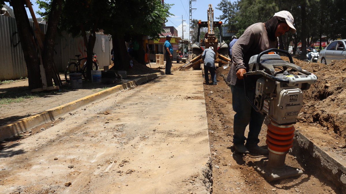 JC_GMarquez's tweet photo. Seguimos avanzando en la ampliación de la red de drenaje sanitario sobre Avenida Ferrocarril, entre Calicanto y Avenida Juárez, en la colonia Primavera.

Estos trabajos se realizan con maquinaria pesada y personal en campo, por lo que la circulación en la zona se encuentra reducida a un solo carril.

¡Tome sus precauciones al transitar por el área!
#HonestidadTransformaciónBienestar