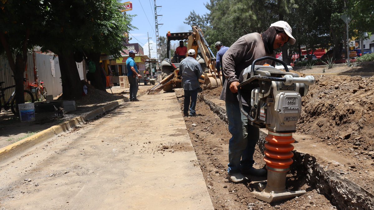 JC_GMarquez's tweet photo. Seguimos avanzando en la ampliación de la red de drenaje sanitario sobre Avenida Ferrocarril, entre Calicanto y Avenida Juárez, en la colonia Primavera.

Estos trabajos se realizan con maquinaria pesada y personal en campo, por lo que la circulación en la zona se encuentra reducida a un solo carril.

¡Tome sus precauciones al transitar por el área!
#HonestidadTransformaciónBienestar