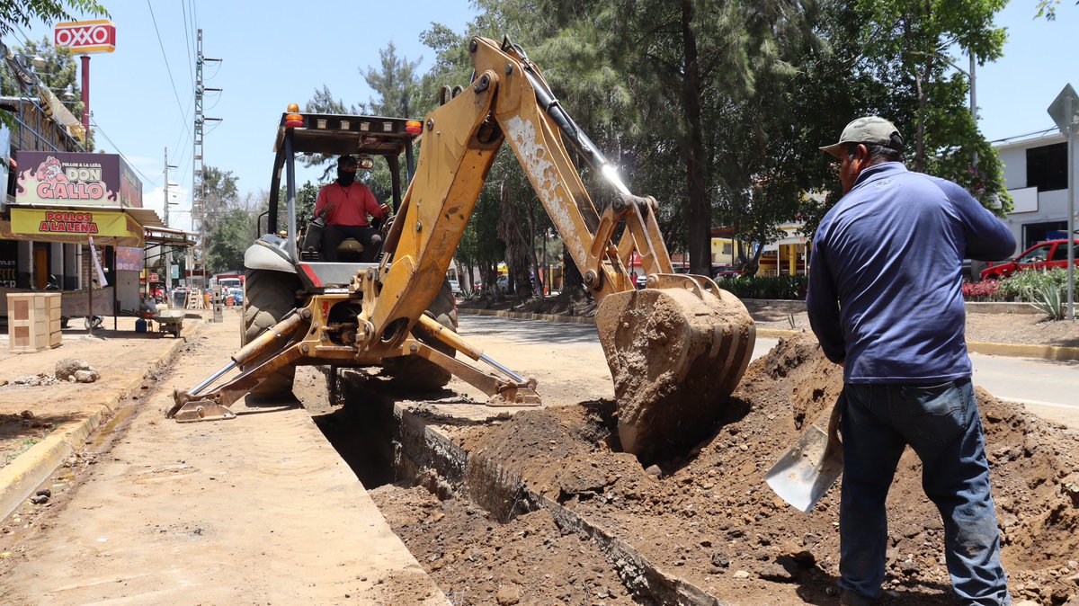Seguimos avanzando en la ampliación de la red de drenaje sanitario sobre Avenida Ferrocarril, entre Calicanto y Avenida Juárez, en la colonia Primavera.

Estos trabajos se realizan con maquinaria pesada y personal en campo, por lo que la circulación en la zona se encuentra