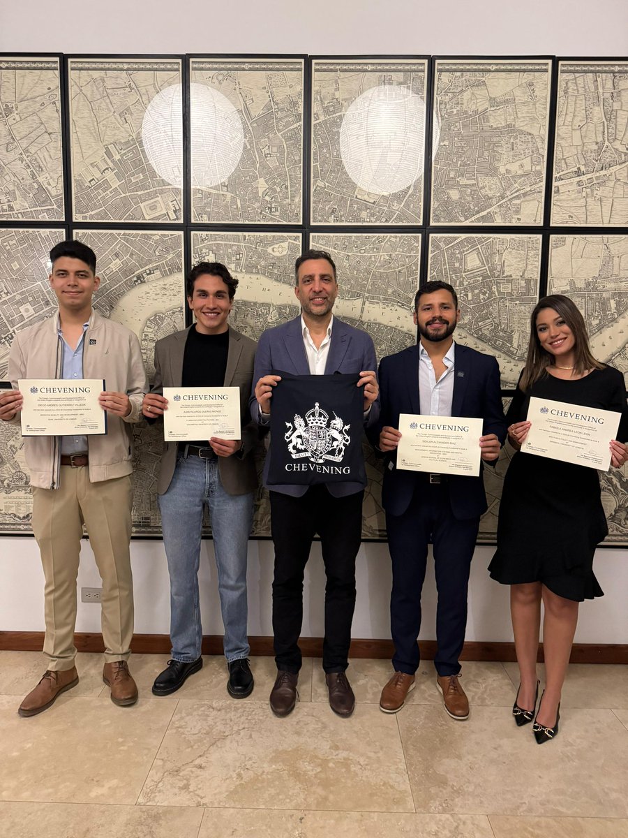 ¡Despedimos con orgullo a los nuevos becarios #Chevening de El Salvador!

Diego, Juan, Fabiola y Gexler pronto iniciarán su maestría en el Reino Unido 🇬🇧, llevando su inmenso talento y compromiso para impulsar un futuro mejor.

Mi país los espera para abrir nuevas puertas y