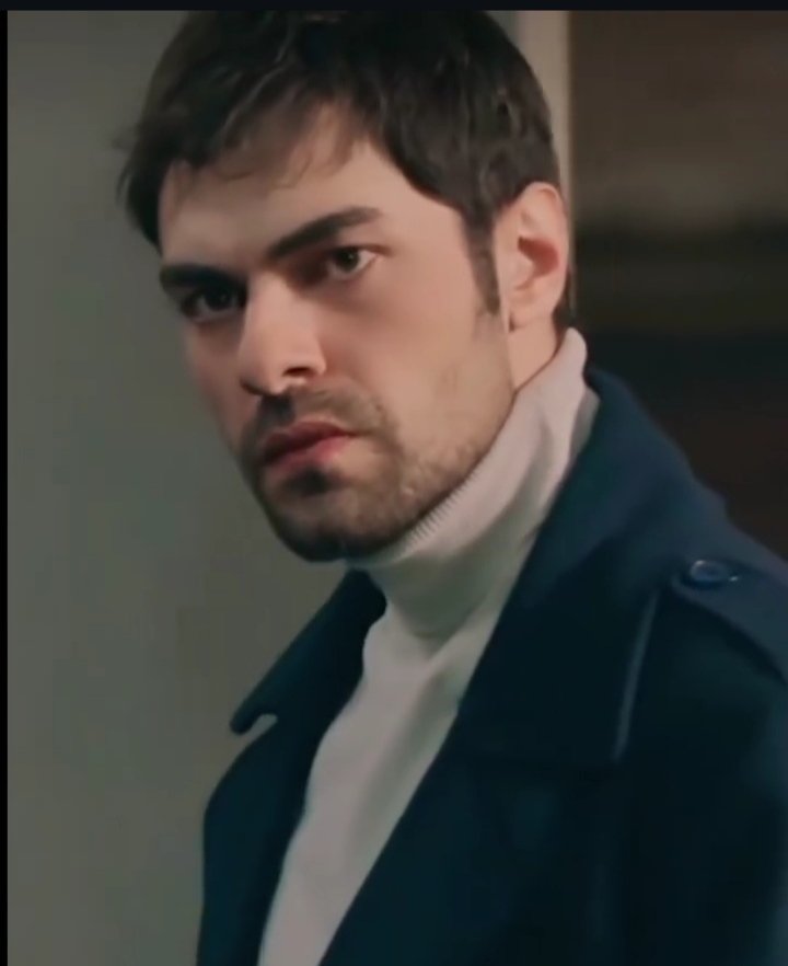 Halil,GÖkim
 Sen şakamisin yaa bu bakış bu yakışıklılik  Bugn tekrar izledm bu bölümü Zeynep'in nasıl aklinı başından aldığini. Dedim ah CEMRE ne şanslisn sen O ince beline sarıldiginda ve o delici bakışlari karşisinda nasıl hayatta kalabildin sen. Siz 🌍8.Harikasısınız. #GökCem