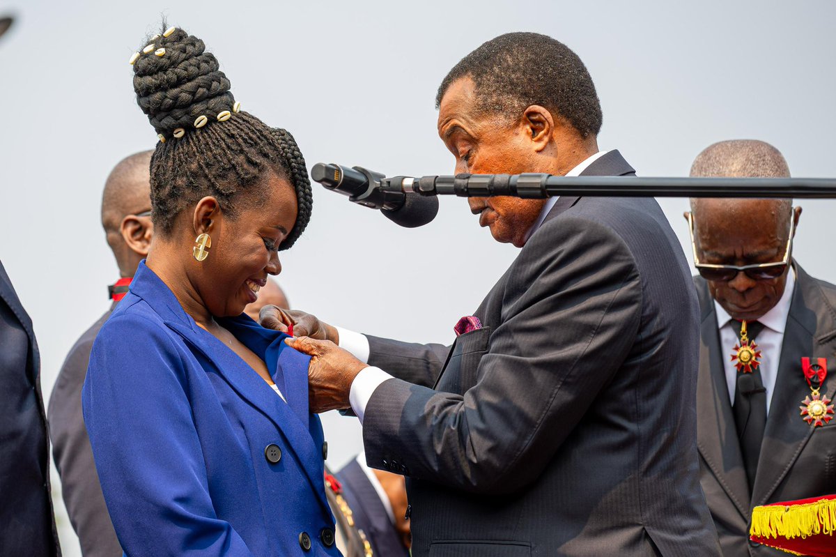 Mariusca la Slameuse🇨🇬 (@mariusca3) on Twitter photo 🎖️Mariusca La Slameuse , CHEVALIÈRE 🎖️DANS L’ORDRE NATIONAL DU MÉRITE 🇨🇬 par SEM <a href="/SassouNGuesso_/">Denis Sassou-N'Guesso - Officiel</a> !
RECEVEZ L’EXPRESSION DE MA PROFONDE GRATITUDE 🙏
Mise en beauté : Lanoiche
📸: Makoki Pictures
#Mariusca #chevaliere #Congo #independancecongo #Slameuse #slam #Artiste #DSN 🎖️Mariusca La Slameuse , CHEVALIÈRE 🎖️DANS L’ORDRE NATIONAL DU MÉRITE 🇨🇬 par SEM <a href="/SassouNGuesso_/">Denis Sassou-N'Guesso - Officiel</a> !
RECEVEZ L’EXPRESSION DE MA PROFONDE GRATITUDE 🙏
Mise en beauté : Lanoiche
📸: Makoki Pictures
#Mariusca #chevaliere #Congo #independancecongo #Slameuse #slam #Artiste #DSN