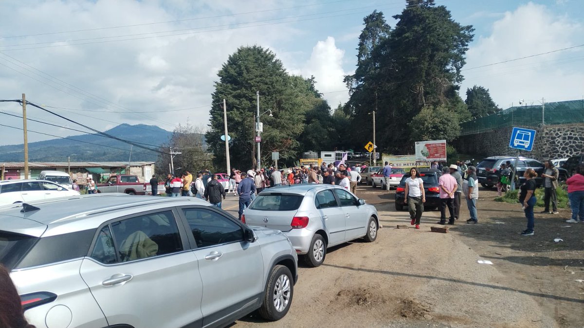 TlalpanVecinos's tweet photo. 🚨 #AlertaCDMX | Manifestación y bloqueo en San Miguel Topilejo (km 31 carretera México-Cuernavaca). Habitantes protestan por desalojo de 9.5 hectáreas en zona de La Pedrera.
⚠️ Esta área es SUELO DE CONSERVACIÓN:
- Provee 70% del agua de CDMX
- Hogar de 2,500+ especies
- Parte del Corredor Chichinautzin
🚧 Carretera cerrada. Busca rutas alternas.
#Topilejo #BosqueDeAgua