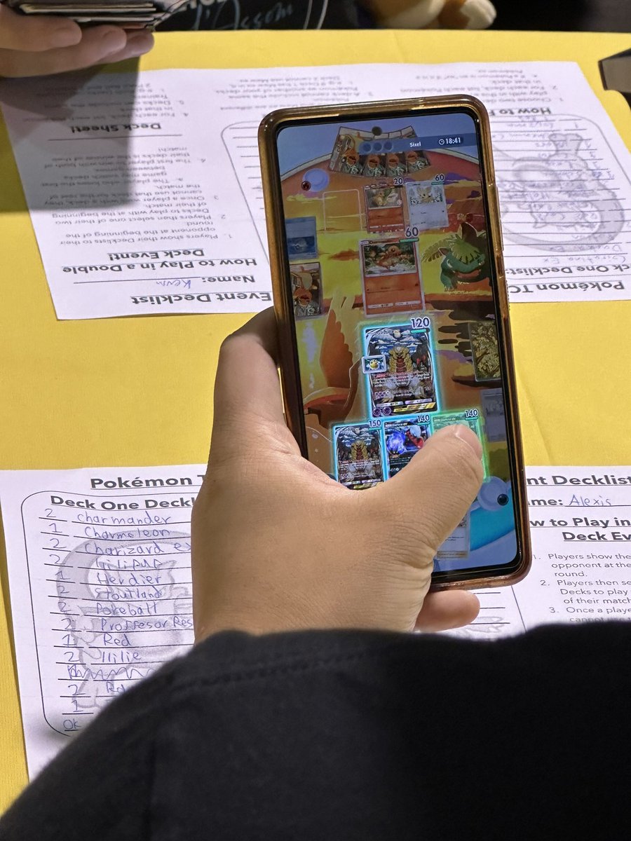 UniteVids's tweet photo. 🔥Pokémon TCG Pocket Side Event is being massive! 

😲They even caught a player using Giratina and Darkrai Deck

#PokemonTCGPocket https://t.co/zeNJ627gMW