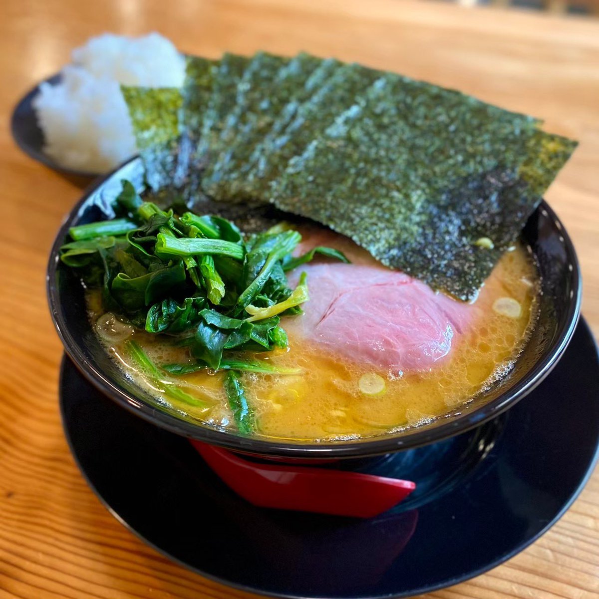 houkiya_yonago's tweet photo. 8/16(土)☀️昼営業のみ☀️
🈺10:30〜15:30(L.O)

おはようございます‼️
本日も麺の大盛不可です🙇‍♂️
申し訳ありません🙇‍♂️
🍚沢山炊きます‼️
🍚いっぱい食べてください‼️
お米は鳥取県産コシヒカリ100%‼️
ガス釜で炊いてます‼️
150円でおかわり無料です‼️
🍜&🍚のセットで何卒、何卒よろしくお願いいたします‼️
スープは今日も最高に仕上がってます‼️
帰省中の方も‼️
帰省から帰って来た方も‼️
お待ちしておりまーす‼️

本日も🍜&🍚でまいど‼️

【フォロワー限定特典】
チーズ 80円
ゴロチャー 50円
⚠️本投稿を[いいね&リポスト]必須

#夏休み
#学割
#学生ラーメン
#山陰産新米コシヒカリ食べ放題