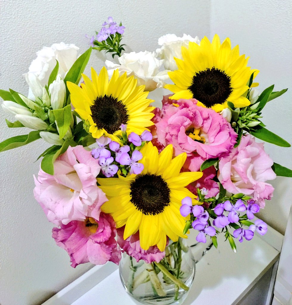 sawahomi's tweet photo. ミラフローラからお花が届きました
お盆休みは見事に引きこもっているのでお花がくると嬉しい💐 https://t.co/ZbtdCaeQam