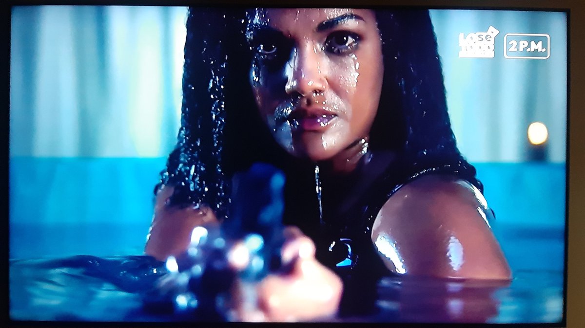 La vecina que dará a luz justo ahora ya que el vecino homicida vino a hacerle la visita.

#AlAire #TheRookie #Canal1 

📡📺