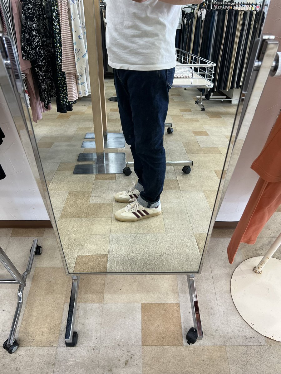 ko_101's tweet photo. 孫とのお出かけ用で、久しぶりにスニーカーを買いました。
3歳児が突然走り出すのを追いかけられるように足腰鍛えないとね(笑) https://t.co/JIJKNFi39t