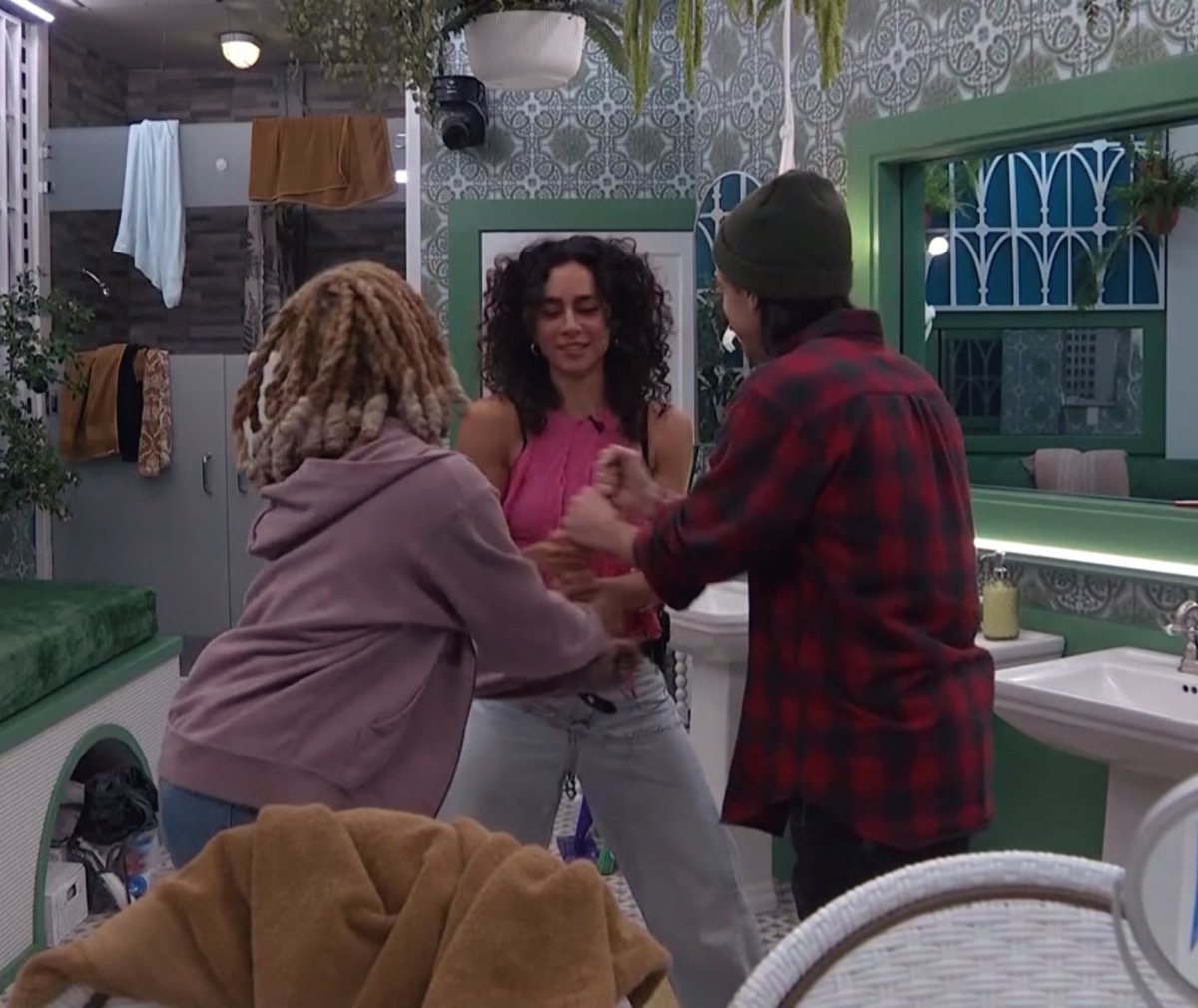 89razorskate20's tweet photo. RT and LIKE if you’re happy that the melting pot is now on the block #BB27 https://t.co/QUEcs3oIkC