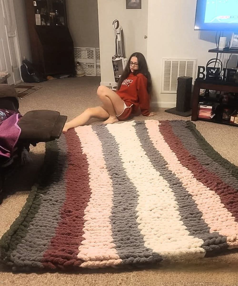 My daughter is 12 years old.
Last year, she came home from school almost every day with tears in her eyes.
Not because of a bad grade, not because of a failed test…
But because a group of classmates had decided that loving crochet and handmade things wasn’t “normal.”

They gave