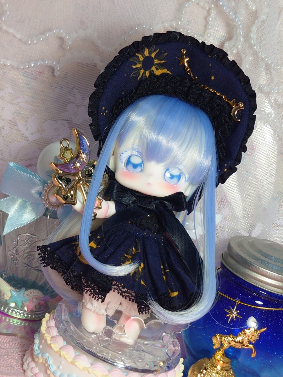 無色透明さんのところのドレスです✨️🌙
月星モチーフ好きなので紺地に金がキラキラして綺麗💓
青系の洋服はラリマに合うかなと思いプレゼント👗
素敵なお洋服、どうもありがとうございますー🙏✨️✨️

#海月のベスティ